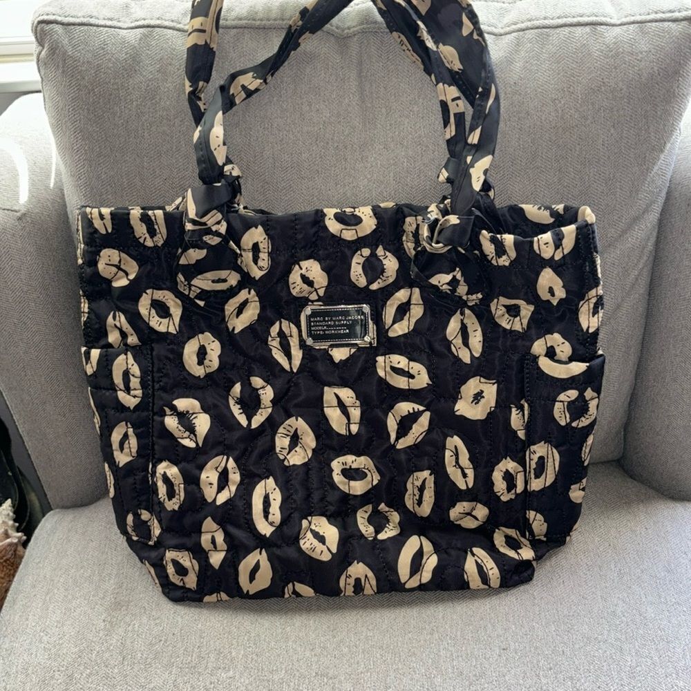 MARC BY MARC JACOBS WORKWEAR LIPS BLACK & CREAM QUILTED NYLON TOTE BAG